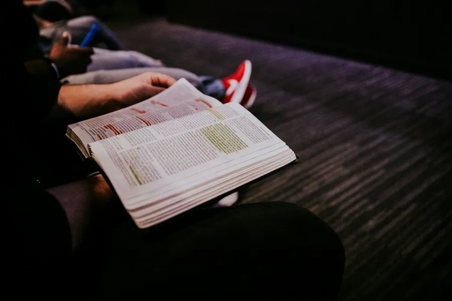 Varias Biblias abiertas sobre una mesa durante un estudio en grupo